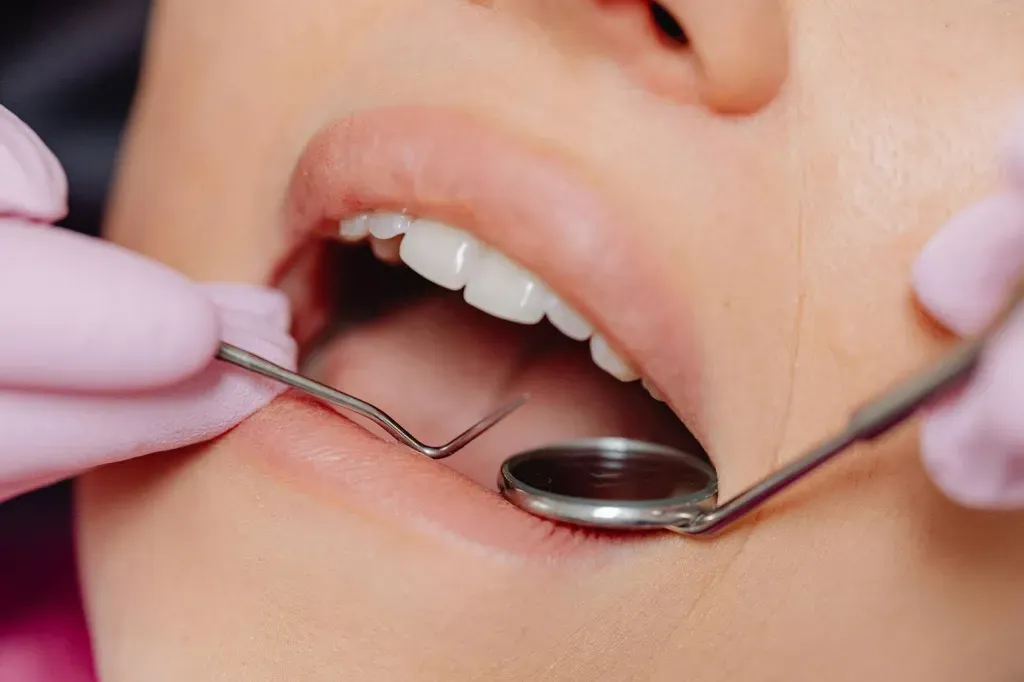 Brakujący ząb to nie tylko estetyka – kiedy implant staje się najlepszą decyzją dla Twojego zdrowia?