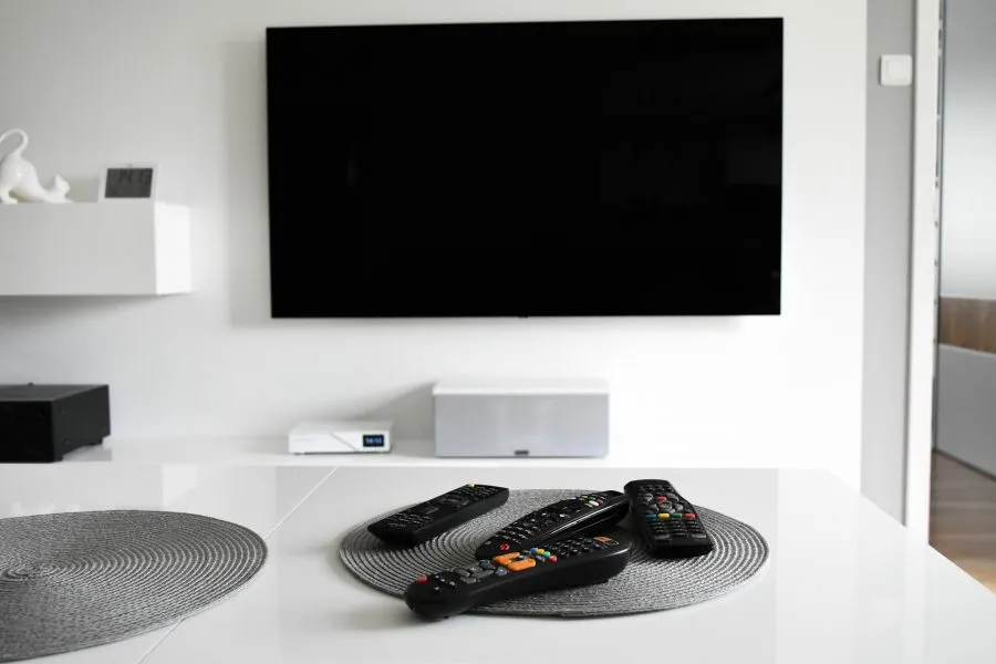 Telewizja z internetem światłowodowym – jak działa i jak ją podłączyć w domu?