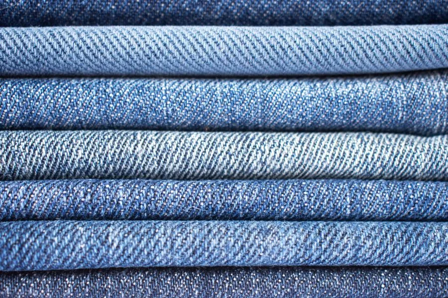 Męskie skinny jeans – poznaj stylizacje inspirowane gwiazdami