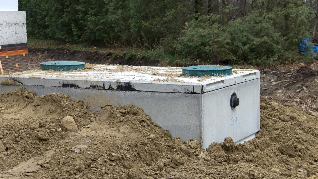 Szambo betonowe czy plastikowe? Prawda o szczelności, pękaniu i kosztach ukrytych